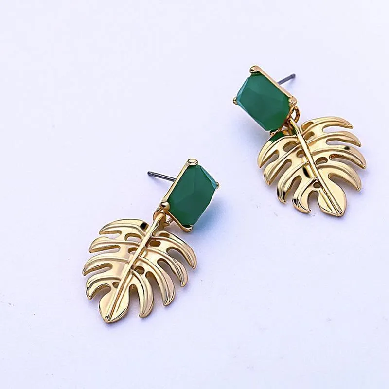 Goldfarbene Legierung, ausgehöhltes Blatt, grünes Harz, rechteckige Tropfenohrringe für Damen, Modeschmuck