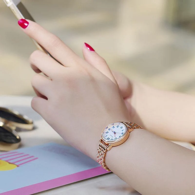 Frauenquarzuhren kleiden analoge Uhrart und weisearmbanduhrgoldlegierungsfallarmbanduhr Geschenkuhr des heißen Mädchens