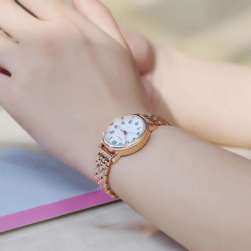 Frauenquarzuhren kleiden analoge Uhrart und weisearmbanduhrgoldlegierungsfallarmbanduhr Geschenkuhr des heißen Mädchens