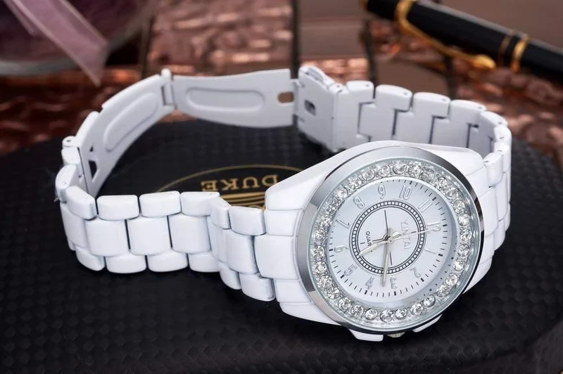 Uhr Korea Stil Runden Zifferblatt Kristall Mode Quarz Armbanduhr Schwarz & Weiß Legierung Armbanduhr Unisex masculino uhren