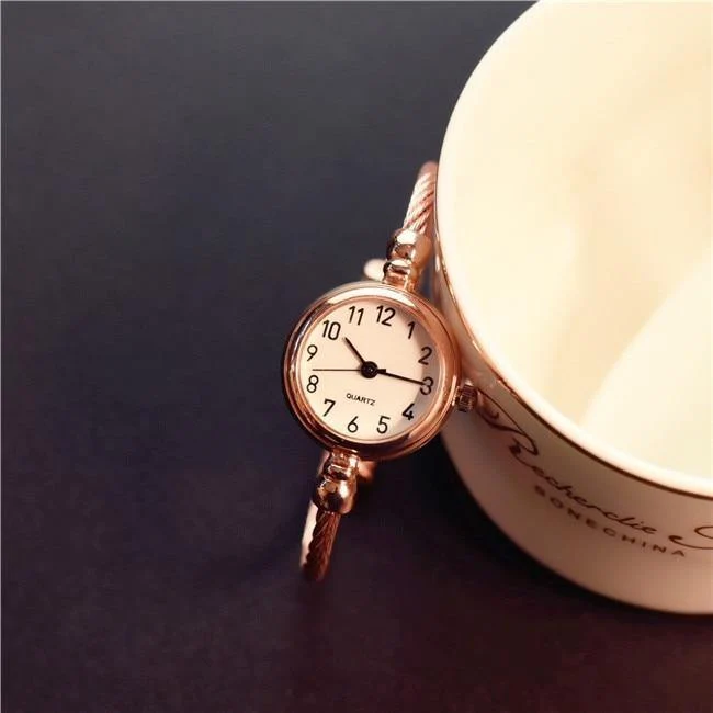 Damenuhren, beliebte Marke, einfache Zahlen-Armbanduhr, Retro-Damen-Quarz-Armbanduhr, Orologio Donna