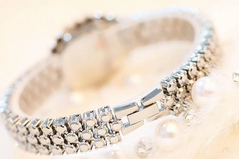 Frauen Uhren Diamant Berühmte Marke Elegante Kleid Quarz Uhren Damen Strass Armbanduhr Relogios femininos