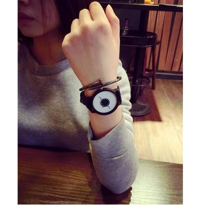 Uhren Herren Damen Quarzuhr Neues Design Einzigartige Lovers-Armbanduhr Casual Schwarz Weiß Uhr Lederband