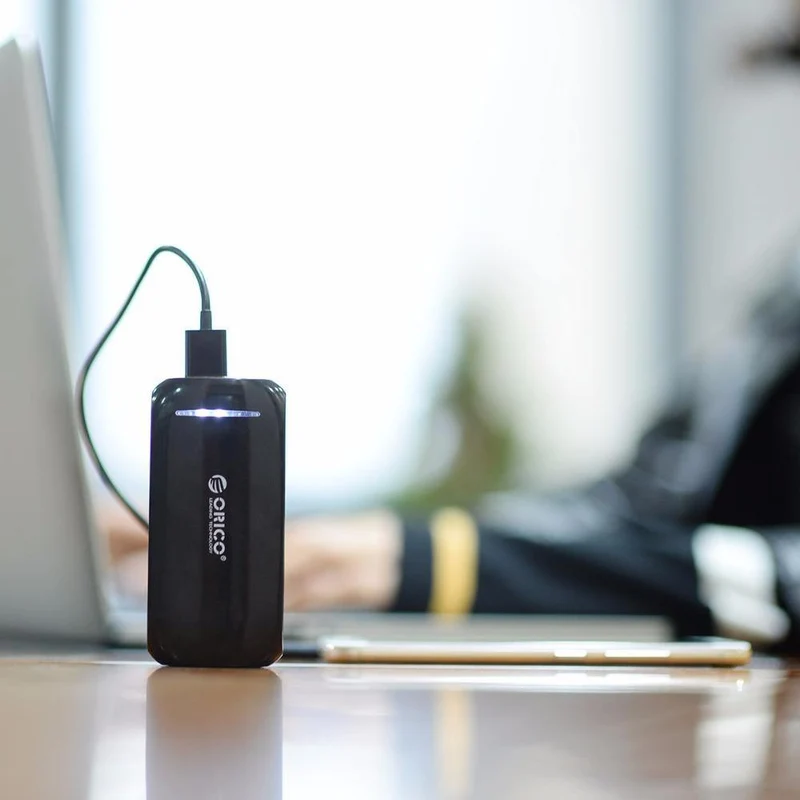 ORICO 4000mAh Power Bank 5V1A Aufladen für Smartphones mit 30cm Micro-USB-Kabel, tragbar zum Tragen, schwarzes ABS