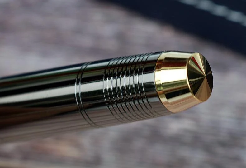 Modischer, neuer Stil, dunkelgrauer Tintenstift. Luxus-Schreibstift aus Metall für Büro und Lernen