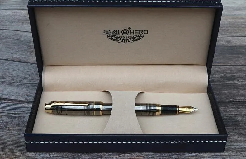 Modischer, neuer Stil, dunkelgrauer Tintenstift. Luxus-Schreibstift aus Metall für Büro und Lernen