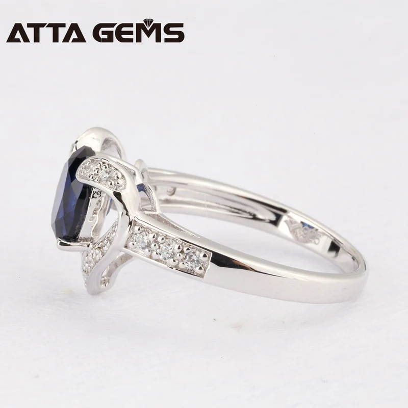 Blauer Saphir-Silberring. 1.5 Karat Saphir-Ring aus massivem Silber. Kurzes und modisches Design