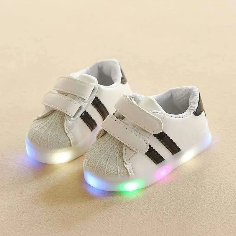 LED-Leuchten beschuht die Kinder, die alle Jahreszeiten Sportturnschuhkinder laufen lassen, die ausgezeichneten reizenden Jungenmädchen-Babyschuhe