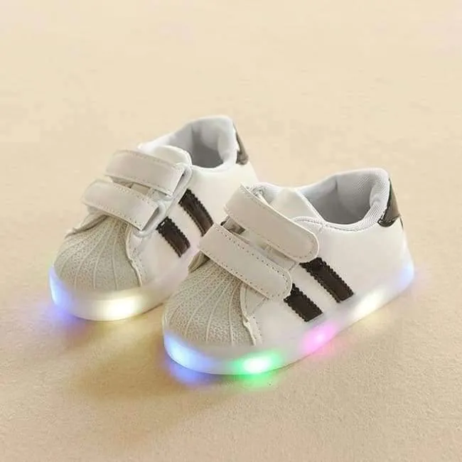 LED-Leuchten beschuht die Kinder, die alle Jahreszeiten Sportturnschuhkinder laufen lassen, die ausgezeichneten reizenden Jungenmädchen-Babyschuhe