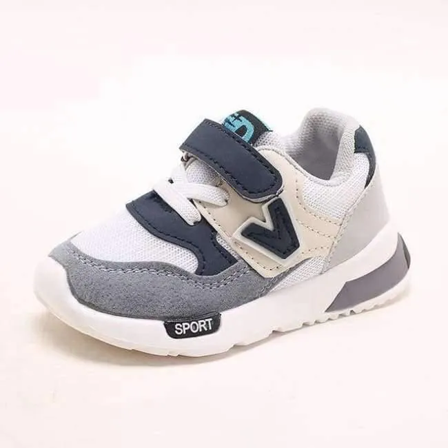 Qualitätsart- und weisebabyturnschuhe tragen kühle neue Markenbabykleinkindmädchen-Jungenschuhe kühle erste Wanderer des hellen Babys zur Schau