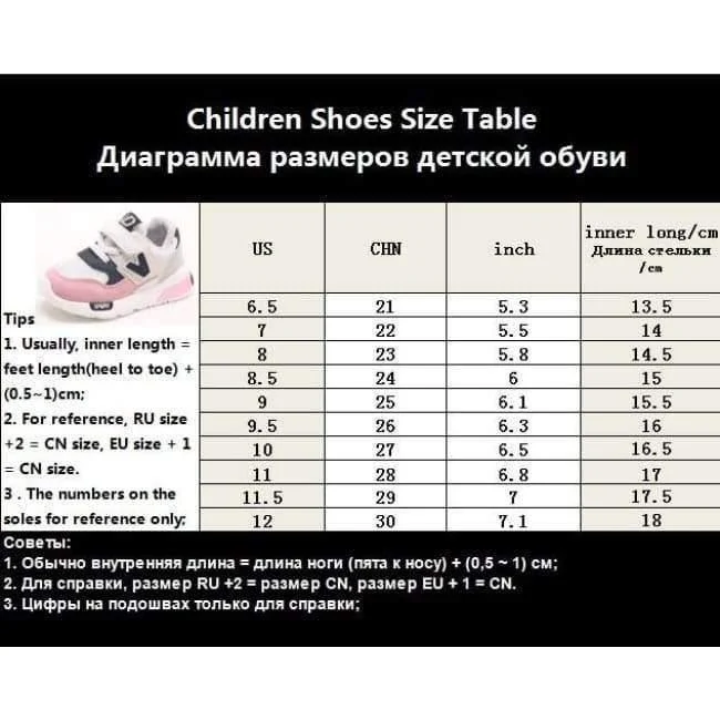 Qualitätsart- und weisebabyturnschuhe tragen kühle neue Markenbabykleinkindmädchen-Jungenschuhe kühle erste Wanderer des hellen Babys zur Schau