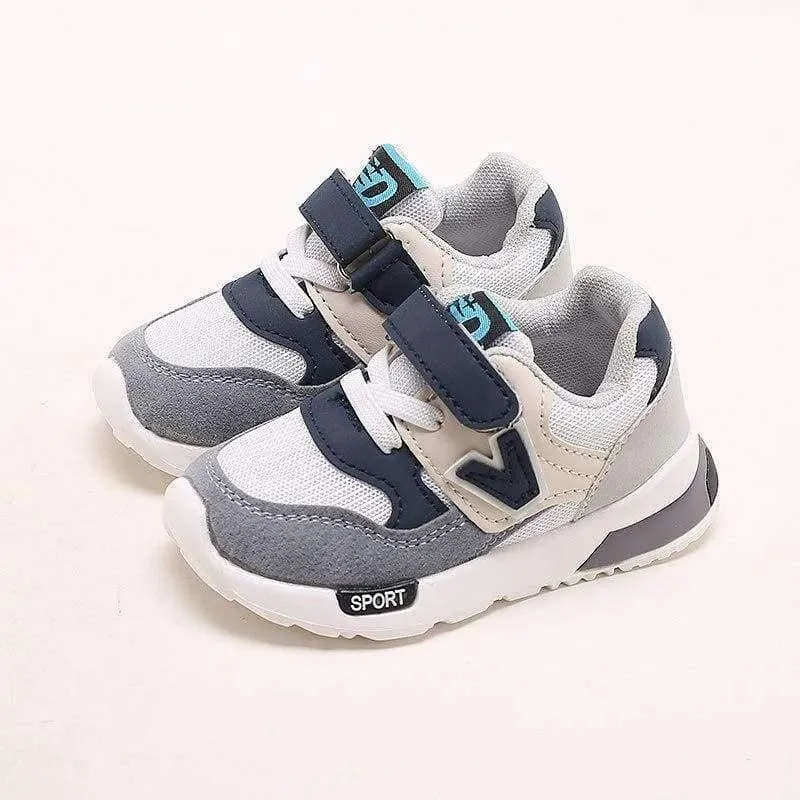 Qualitätsart- und weisebabyturnschuhe tragen kühle neue Markenbabykleinkindmädchen-Jungenschuhe kühle erste Wanderer des hellen Babys zur Schau