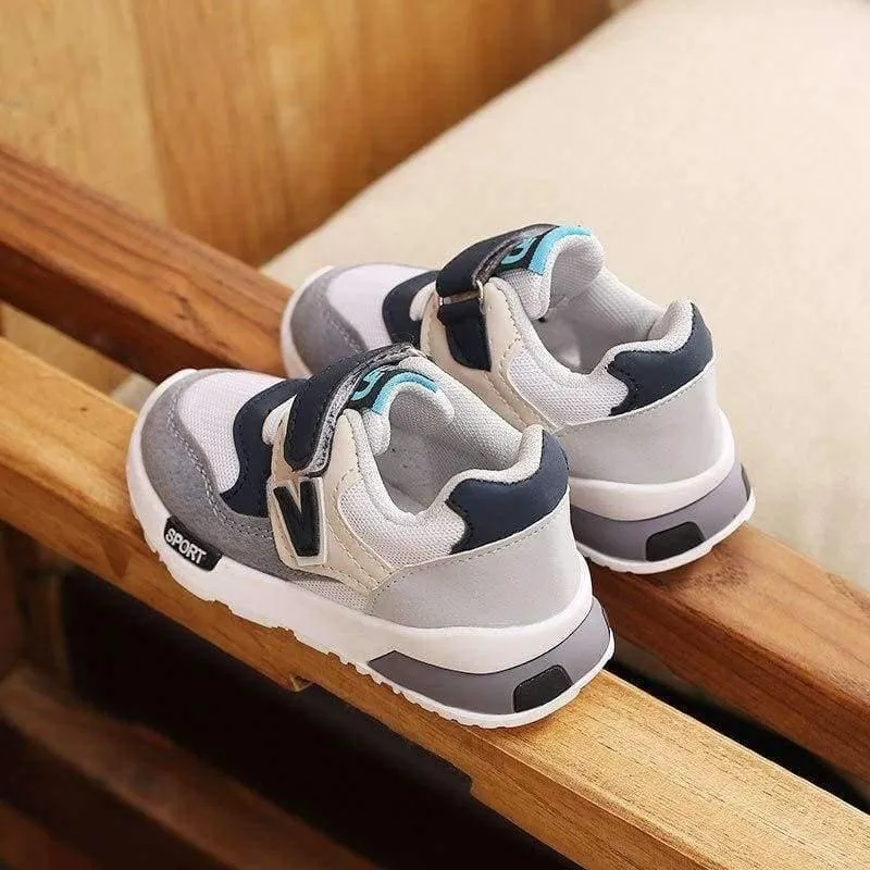 Qualitätsart- und weisebabyturnschuhe tragen kühle neue Markenbabykleinkindmädchen-Jungenschuhe kühle erste Wanderer des hellen Babys zur Schau