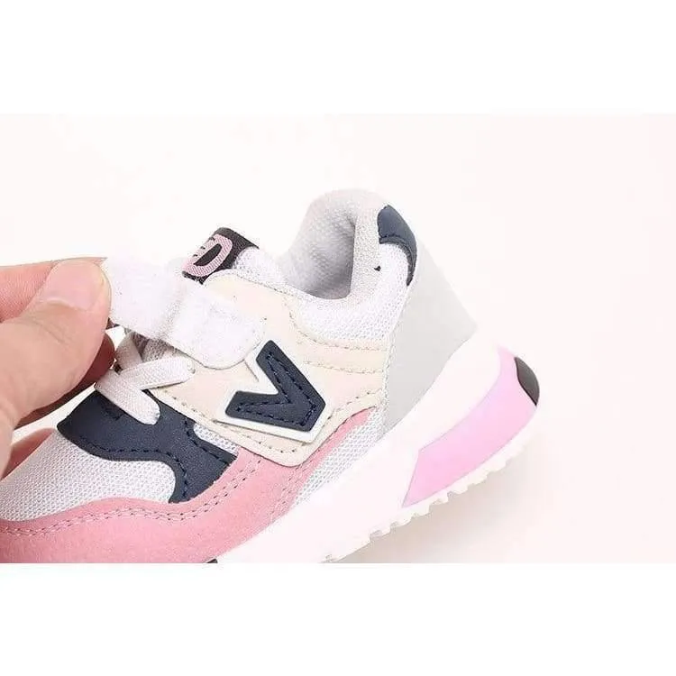 Qualitätsart- und weisebabyturnschuhe tragen kühle neue Markenbabykleinkindmädchen-Jungenschuhe kühle erste Wanderer des hellen Babys zur Schau