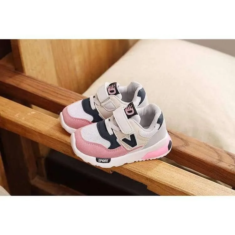 Qualitätsart- und weisebabyturnschuhe tragen kühle neue Markenbabykleinkindmädchen-Jungenschuhe kühle erste Wanderer des hellen Babys zur Schau