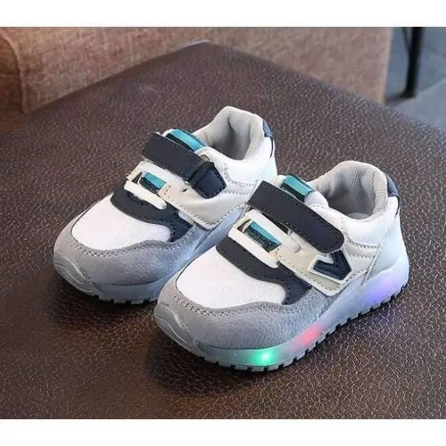 Europäische coole Baby-Turnschuhe, hochwertige bunte Beleuchtung, atmungsaktive Jungen- und Mädchenschuhe, coole Flash-Baby-Laufschuhe