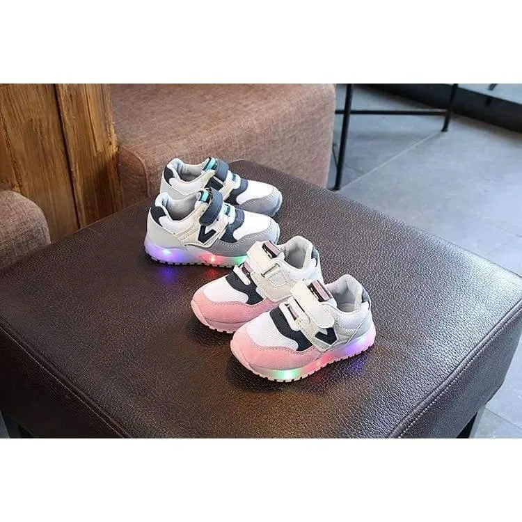 Europäische coole Baby-Turnschuhe, hochwertige bunte Beleuchtung, atmungsaktive Jungen- und Mädchenschuhe, coole Flash-Baby-Laufschuhe