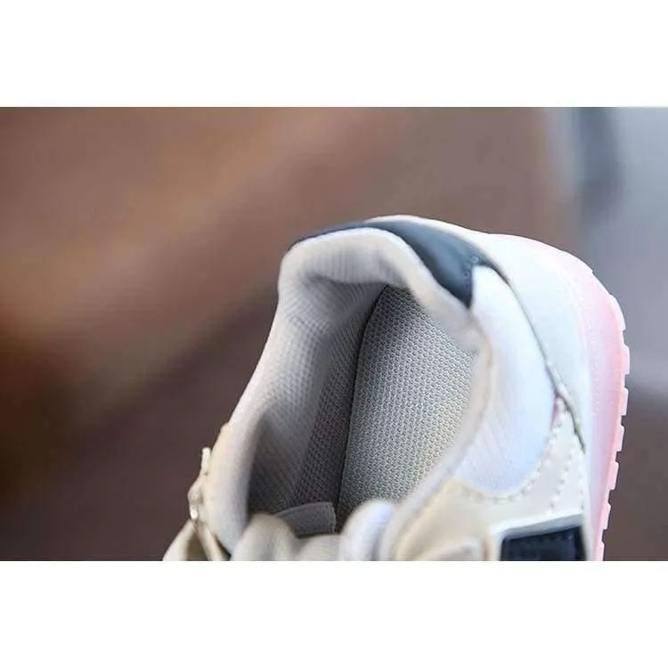 Europäische coole Baby-Turnschuhe, hochwertige bunte Beleuchtung, atmungsaktive Jungen- und Mädchenschuhe, coole Flash-Baby-Laufschuhe