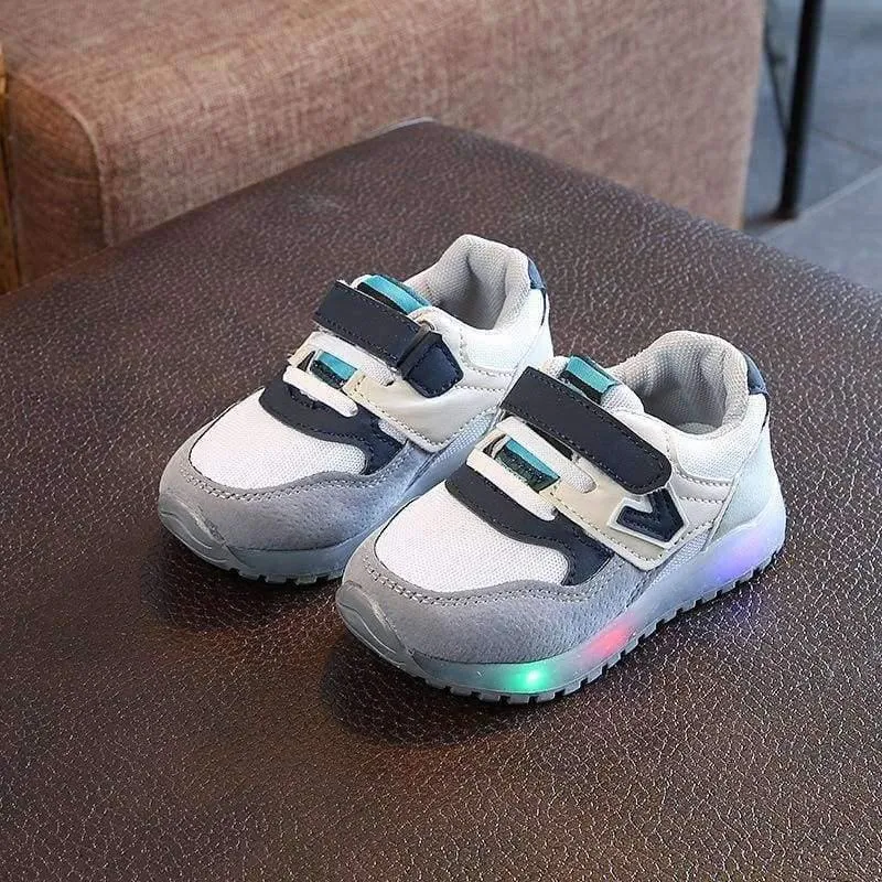 Europäische coole Baby-Turnschuhe, hochwertige bunte Beleuchtung, atmungsaktive Jungen- und Mädchenschuhe, coole Flash-Baby-Laufschuhe