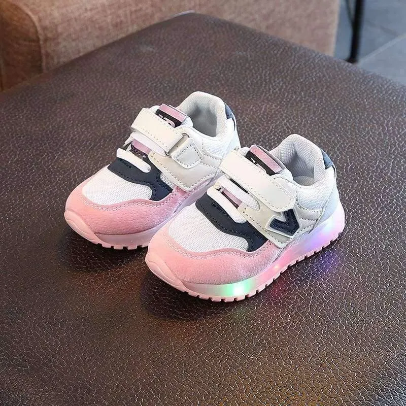 Europäische coole Baby-Turnschuhe, hochwertige bunte Beleuchtung, atmungsaktive Jungen- und Mädchenschuhe, coole Flash-Baby-Laufschuhe