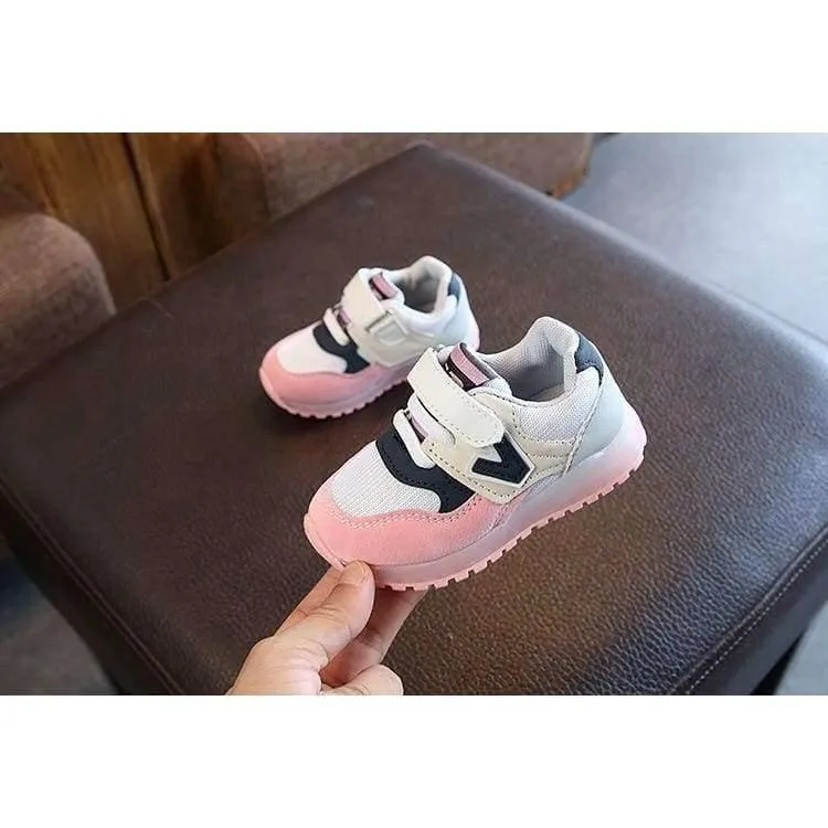 Europäische coole Baby-Turnschuhe, hochwertige bunte Beleuchtung, atmungsaktive Jungen- und Mädchenschuhe, coole Flash-Baby-Laufschuhe