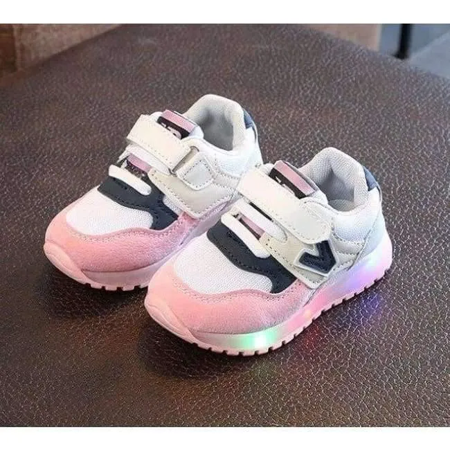 Europäische coole Baby-Turnschuhe, hochwertige bunte Beleuchtung, atmungsaktive Jungen- und Mädchenschuhe, coole Flash-Baby-Laufschuhe