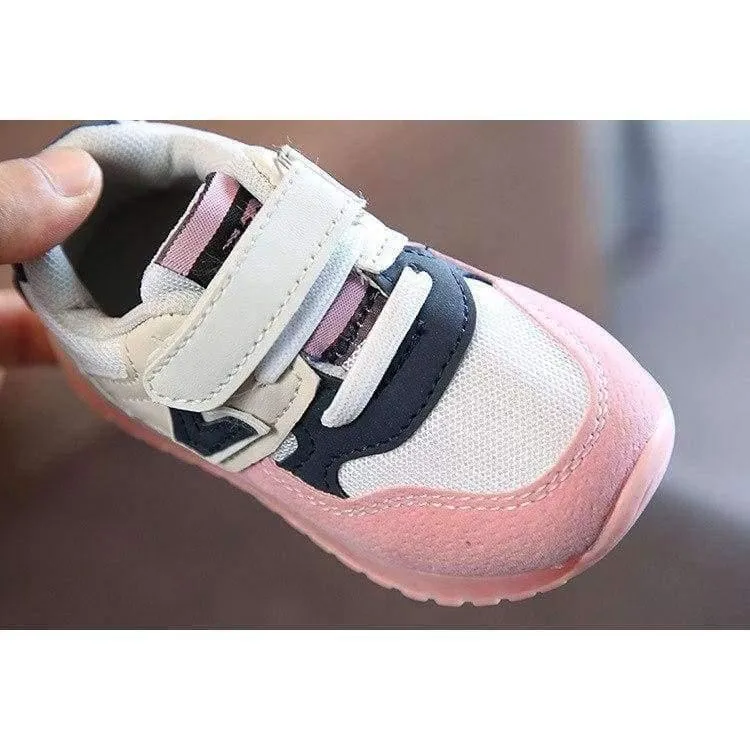 Europäische coole Baby-Turnschuhe, hochwertige bunte Beleuchtung, atmungsaktive Jungen- und Mädchenschuhe, coole Flash-Baby-Laufschuhe