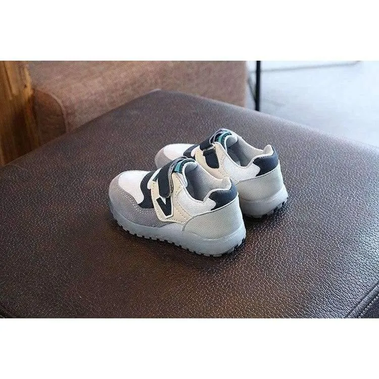 Europäische coole Baby-Turnschuhe, hochwertige bunte Beleuchtung, atmungsaktive Jungen- und Mädchenschuhe, coole Flash-Baby-Laufschuhe