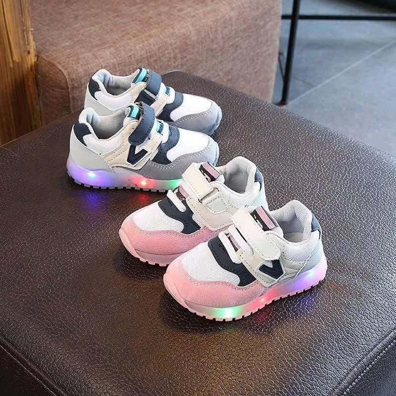 Modische Jungen- und Mädchenschuhe aus Leder. Coole leuchtende Turnschuhe für Kleinkinder, Lauflernschuhe, elegante, lässige Babyschuhe