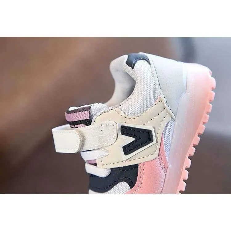 Modische Jungen- und Mädchenschuhe aus Leder. Coole leuchtende Turnschuhe für Kleinkinder, Lauflernschuhe, elegante, lässige Babyschuhe
