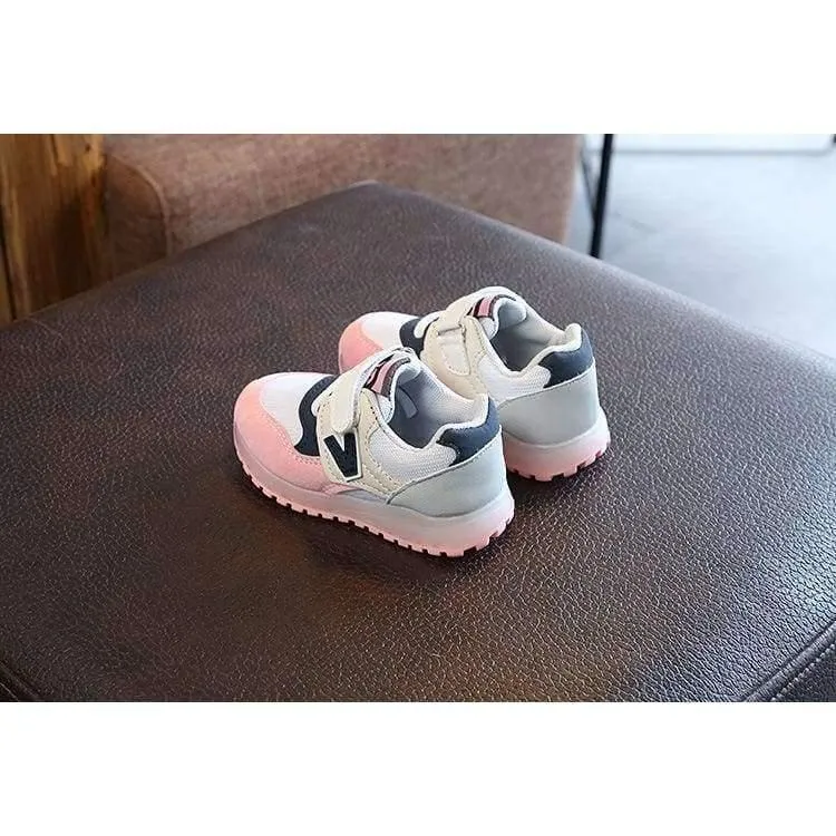 Modische Jungen- und Mädchenschuhe aus Leder. Coole leuchtende Turnschuhe für Kleinkinder, Lauflernschuhe, elegante, lässige Babyschuhe