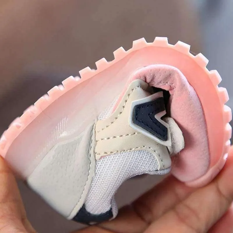 Modische Jungen- und Mädchenschuhe aus Leder. Coole leuchtende Turnschuhe für Kleinkinder, Lauflernschuhe, elegante, lässige Babyschuhe