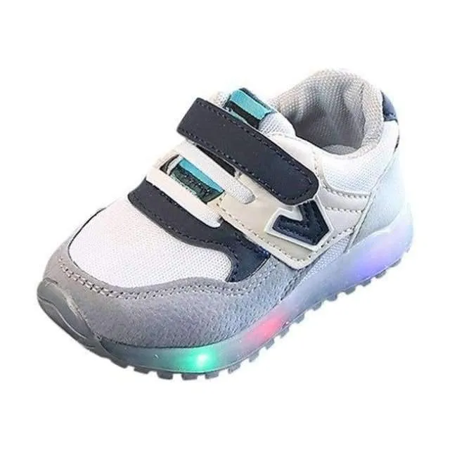Modische Jungen- und Mädchenschuhe aus Leder. Coole leuchtende Turnschuhe für Kleinkinder, Lauflernschuhe, elegante, lässige Babyschuhe