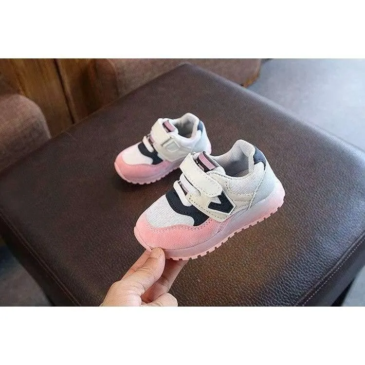 Modische Jungen- und Mädchenschuhe aus Leder. Coole leuchtende Turnschuhe für Kleinkinder, Lauflernschuhe, elegante, lässige Babyschuhe