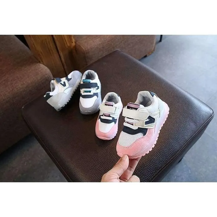 Modische Jungen- und Mädchenschuhe aus Leder. Coole leuchtende Turnschuhe für Kleinkinder, Lauflernschuhe, elegante, lässige Babyschuhe
