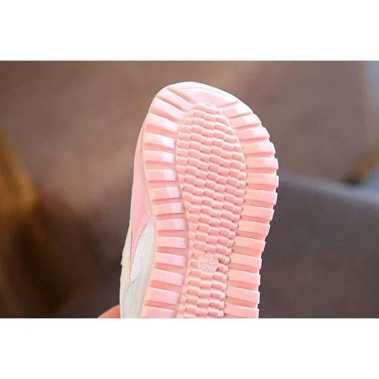 Modische Jungen- und Mädchenschuhe aus Leder. Coole leuchtende Turnschuhe für Kleinkinder, Lauflernschuhe, elegante, lässige Babyschuhe