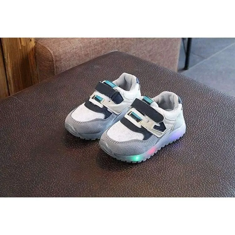 Modische Jungen- und Mädchenschuhe aus Leder. Coole leuchtende Turnschuhe für Kleinkinder, Lauflernschuhe, elegante, lässige Babyschuhe