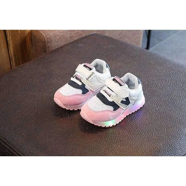 Modische Jungen- und Mädchenschuhe aus Leder. Coole leuchtende Turnschuhe für Kleinkinder, Lauflernschuhe, elegante, lässige Babyschuhe