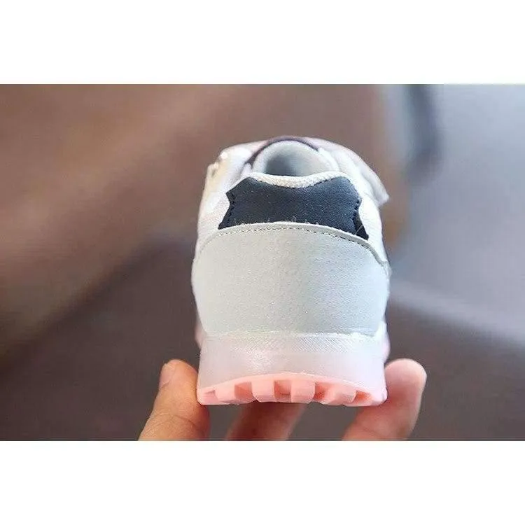 Modische Jungen- und Mädchenschuhe aus Leder. Coole leuchtende Turnschuhe für Kleinkinder, Lauflernschuhe, elegante, lässige Babyschuhe