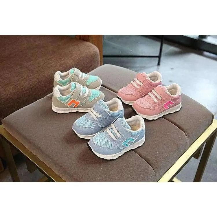Mode-Patch mit Klettverschluss für Babys und Kleinkinder, lässige, atmungsaktive, leichte Lauflernschuhe für Babys. Niedliche, einfarbige, leichte Baby-Sneakers