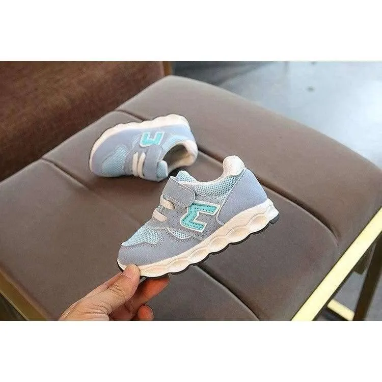 Mode-Patch mit Klettverschluss für Babys und Kleinkinder, lässige, atmungsaktive, leichte Lauflernschuhe für Babys. Niedliche, einfarbige, leichte Baby-Sneakers
