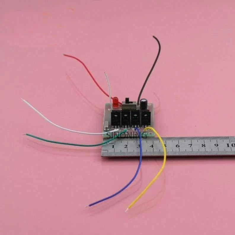 2.4G 4CH Fernbedienung und Empfängerplatine für DIY-Autopanzerflugzeug 50 Meter 5A Strom SNRM17