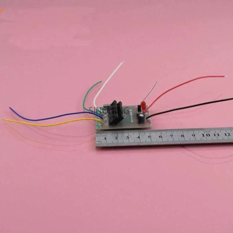 2.4G 4CH Fernbedienung und Empfängerplatine für DIY-Autopanzerflugzeug 50 Meter 5A Strom SNRM17