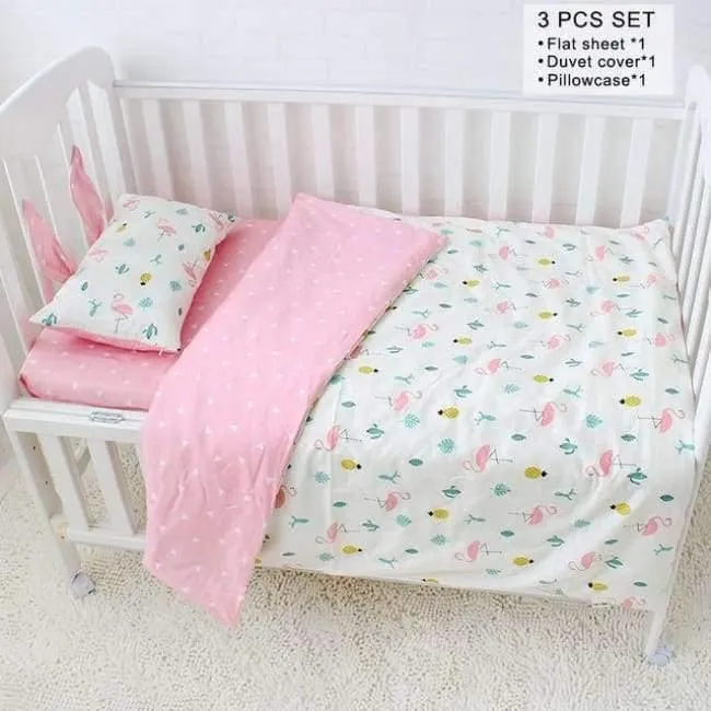 3 Pcs Set Babybettwäscheset aus reiner Baumwolle Flamingo Grau Cloud Pattern Crib Kit Einschließlich Kissenbezug Bettbezug Kinderbett Flachbetttuch