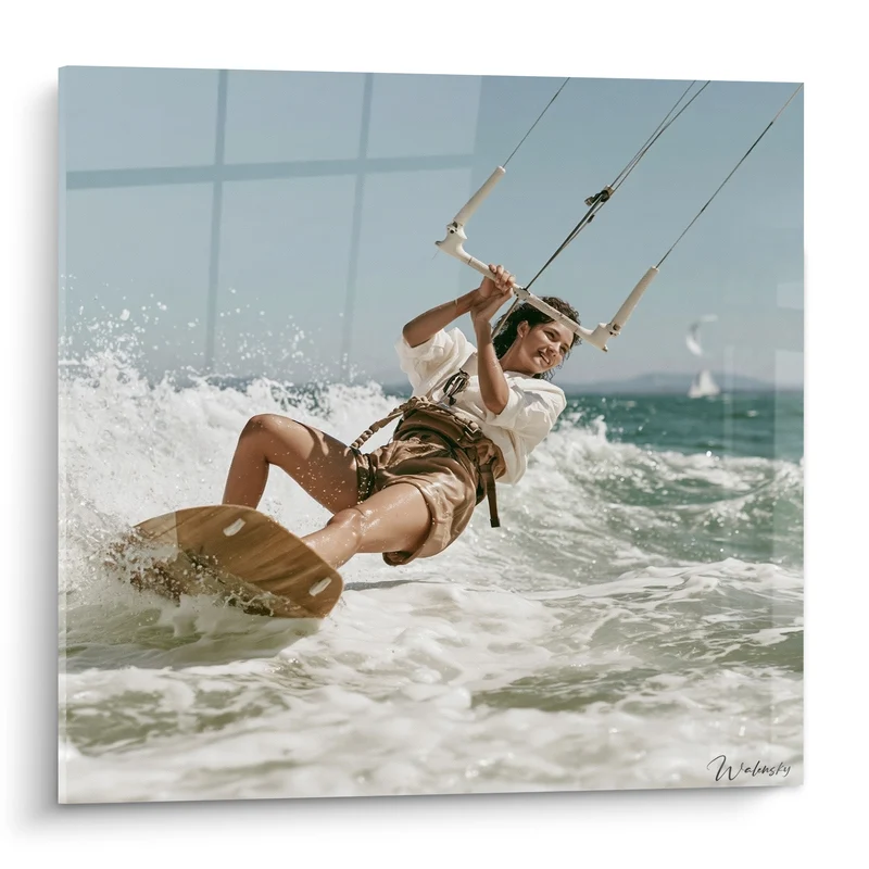 Tableau Kitesurfeuse bleu et ocre sur planche bois - Glisse en liberté - Edition Kite surf