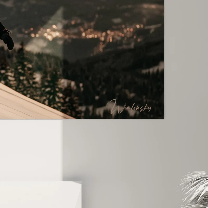 Tableau Snowboardeur noir et beige au coucher de soleil - Vallée illuminée en contrebas - Edition Snowboard