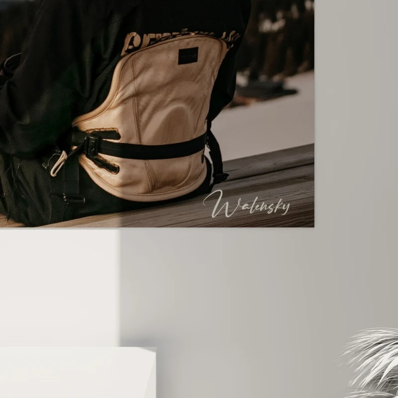 Tableau Snowboardeuse noire et rose sur sommet enneigé - Répit d'altitude - Edition Snowboard