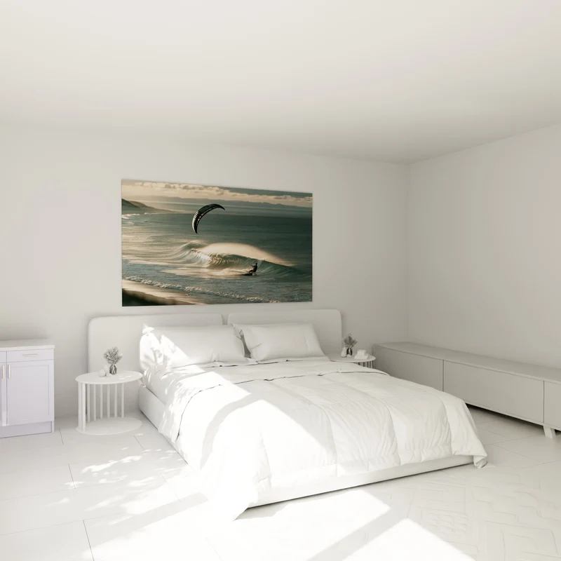 Tableau Kitesurfeur noir et gris longeant une vague creuse - Montagnes lointaines embrumées - Edition Kite surf