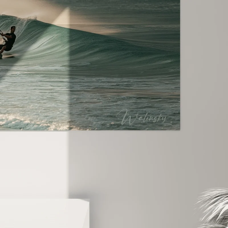 Tableau Kitesurfeur noir et gris longeant une vague creuse - Montagnes lointaines embrumées - Edition Kite surf