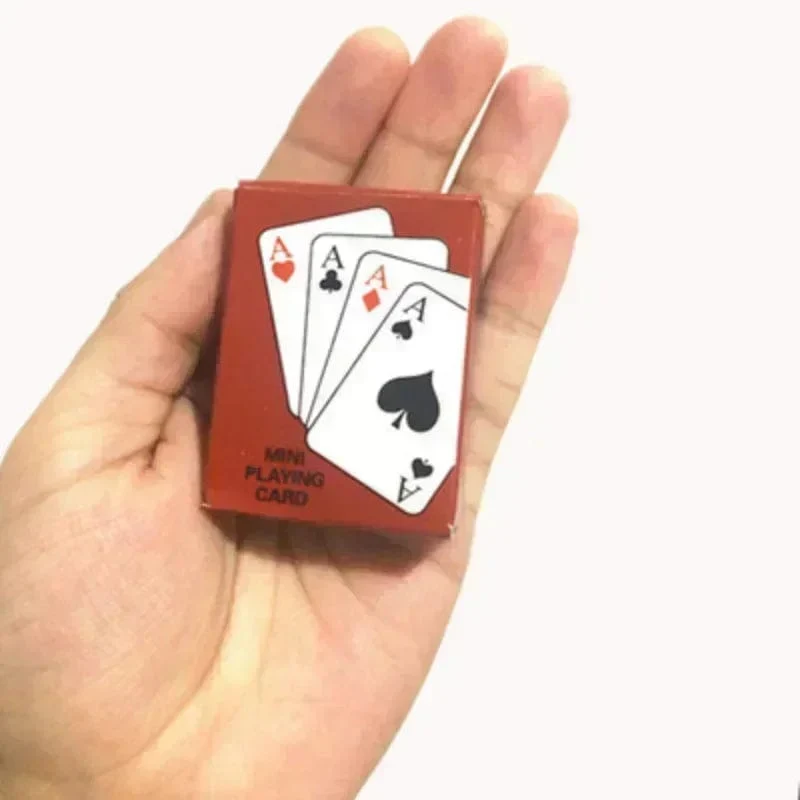 Niedliches Mini-Pokerspiel, tragbares Mini-Haus, Spielkarten, Puppenzubehör, Heimdekoration, kleines Party-Brettspiel, Pokerkartenspiele